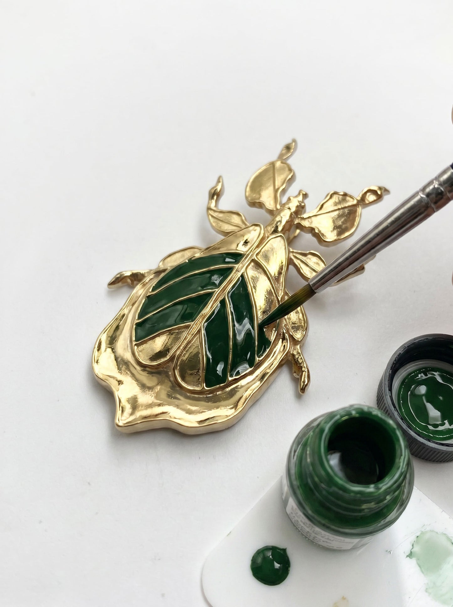 Phylliidae Leaf Insect Brooch – Green Enamel | Nature‑Inspired Sculptural Jewelry
