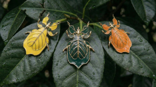 Phylliidae Leaf Insect Pendant: How Camouflage, Color, and Natural Structure Shape This Three‑Color Jewelry Series