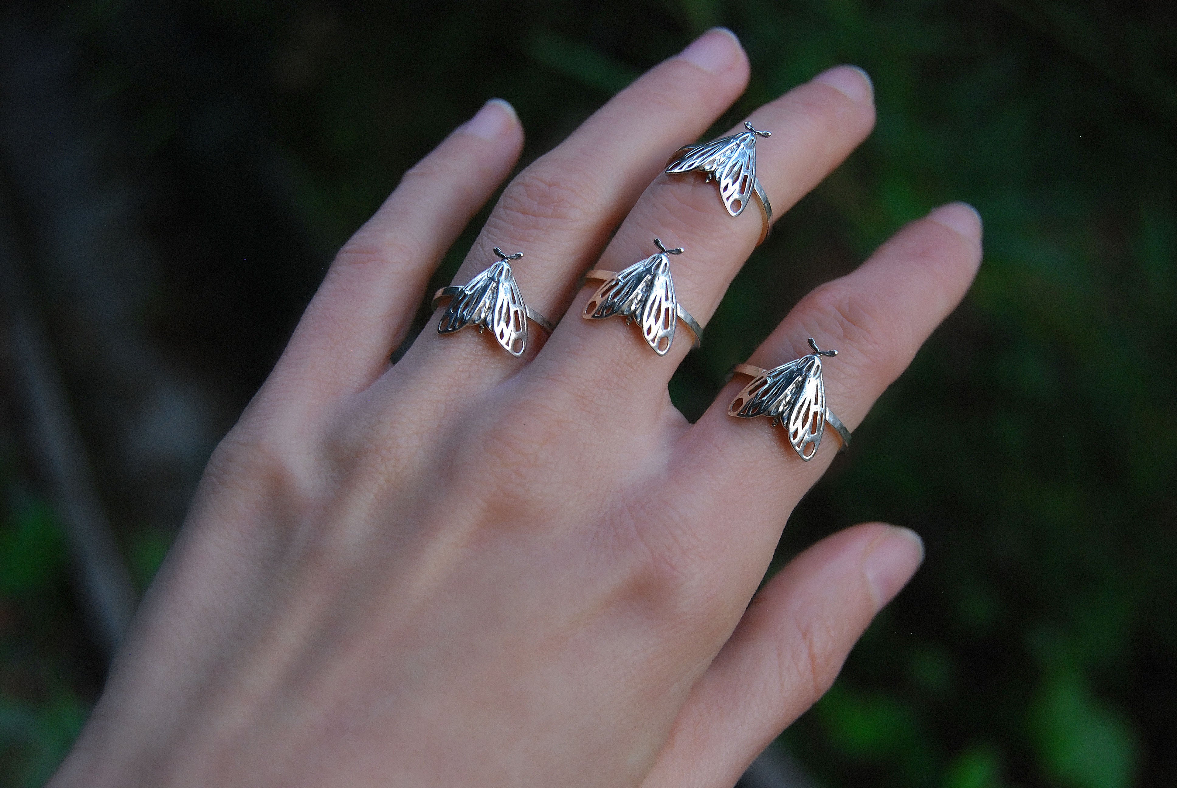 Anello Donna Tiger Moth In Argento Sterling Placcato Rodio – Stile Libertà – Gioiello Sottile E Raffinato